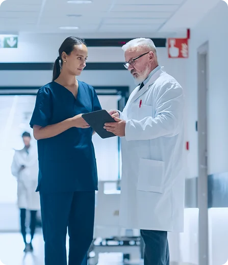 Personal médico usando tecnología conectada en hospital