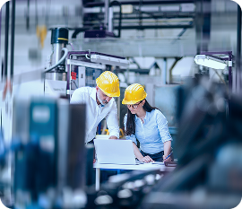 Ingenieros de manufactura revisando línea de producción
