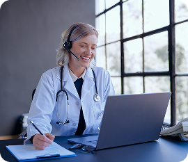 Doctora usando laptop para revisar expediente clínico