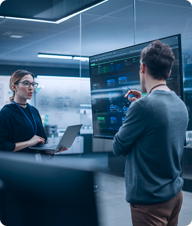 Especialistas analizando dashboards de observabilidad de infraestructura TI