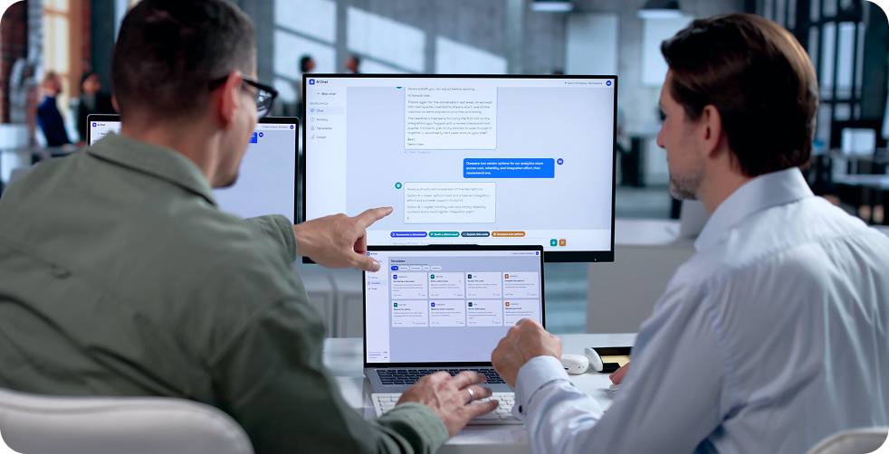 Especialistas de PlanNet revisando una plataforma de nube privada